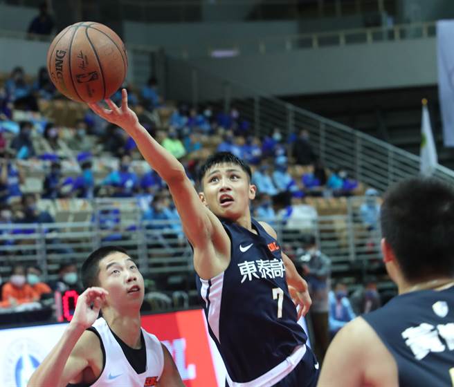 東泰高中廖慈恩（中）助隊擊敗能仁家商，收下4強門票。（鄭任南攝）