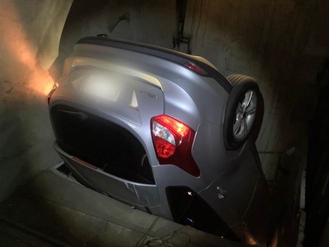 暴衝撞破停车塔铁门 人车坠6米地底 情侣受困惊魂（民眾提供）