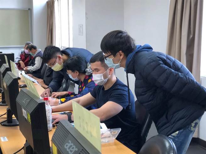 来自全台各地的高中职老师日前赴嘉南药理大学创新育成中心，参加「物联网居家智慧照护及监控整合」研习。（光华高中提供／李宜杰台南传真）