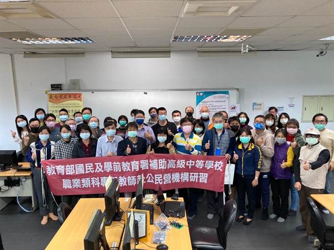 来自全台各地的高中职老师日前赴嘉南药理大学创新育成中心，参加「物联网居家智慧照护及监控整合」研习。（光华高中提供／李宜杰台南传真）