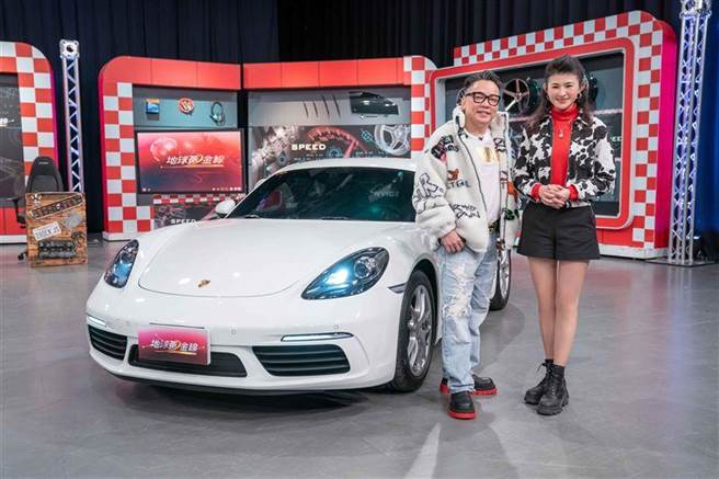 詹惟中带着爱车登上《地球黄金线》，右为主持人苏宗怡。（TVBS提供）