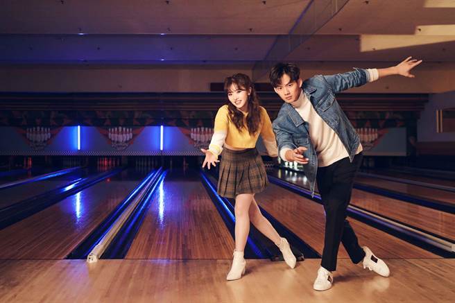 王欣晨与吴念轩MV在中打保龄球。（歆动音乐提供）