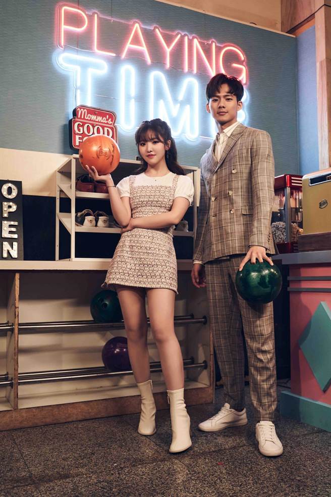 王欣晨与吴念轩MV在中打保龄球。（歆动音乐提供）