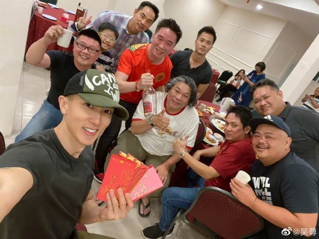 吴尊难得参加同学会，大合照中显得格外年轻。（图／翻摄自吴尊微博）
