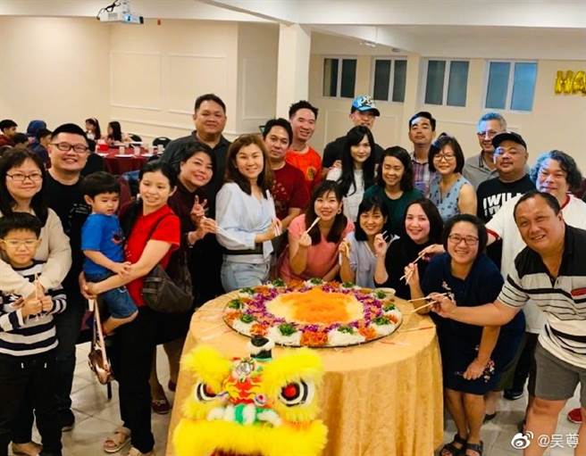 吴尊和老婆同框其他同学。（图／翻摄自吴尊微博）