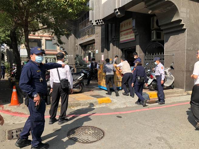 農曆春節將至，高市警三民二分局因應年度盛日，加強治安維護與犯罪預防機制，推出民眾提領鉅額現金護鈔服務。(高市警三民二分局提供／洪浩軒高雄傳真)