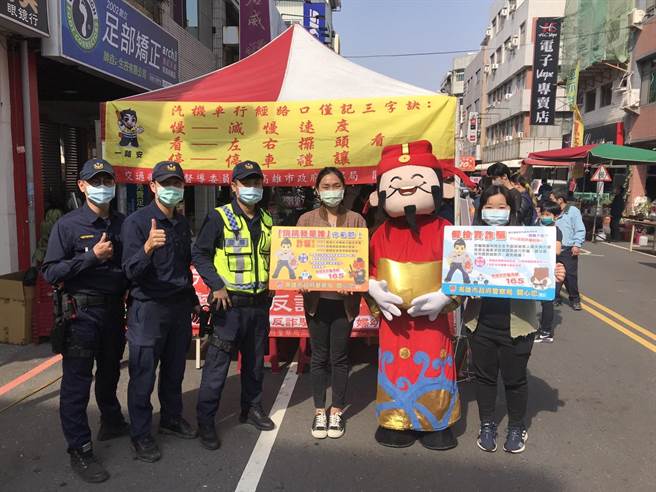 農曆年節即將到來，高市府經發局聯手大連街商圈辦理「過好年」商圈活動，高市警三民一分局十全路派出所也藉由活動人潮，加強宣導防搶、防竊、防詐及灌輸交通安全觀念。(高市警三民一分局提供／洪浩軒高雄傳真)