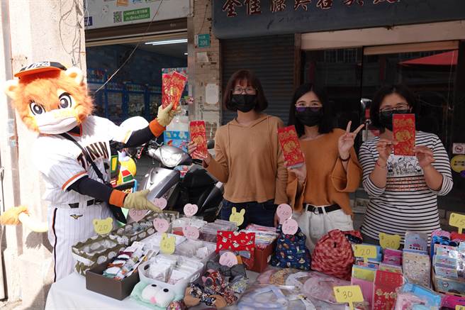 统一狮吉祥物莱恩（左）随机向民眾发送红包袋。（统一狮提供／廖德修台北传真）