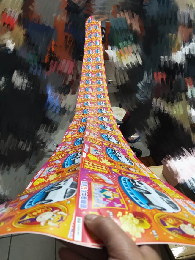 有位桃园男子想拚个发财机会，到彩券行一次购买36张2000元的刮刮乐，豪气砸下7万2试手气，实测结果却是惨不忍睹。(摘自爆废1公社)