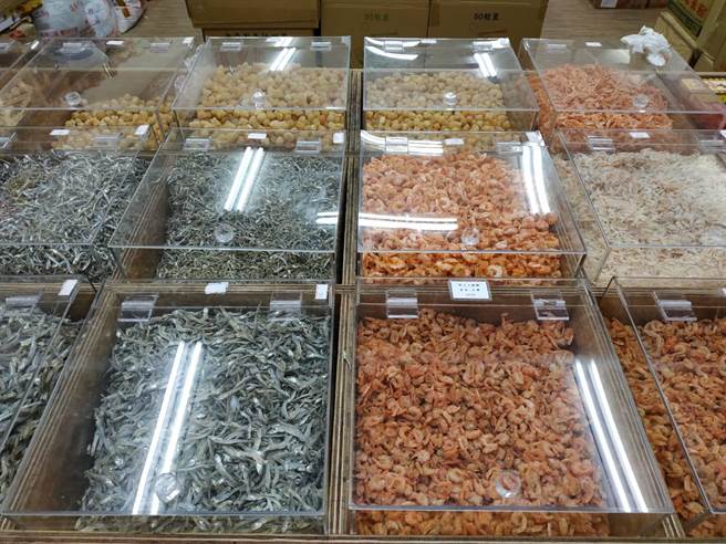 建国市场「联宽商行」卖的乾货食材品质佳，增加年夜饭的质感，让美味年菜加分。（台中市府提供／卢金足台中传真）