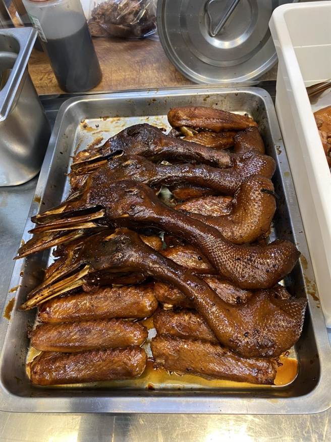 东势市场「酱铺子」，包括滷牛腱、滷牛筋、滷牛肚，还有滷蹄膀、手工腊肉，是过年桌上菜肴老爷爷的味道。（台中市府提供／卢金足台中传真）