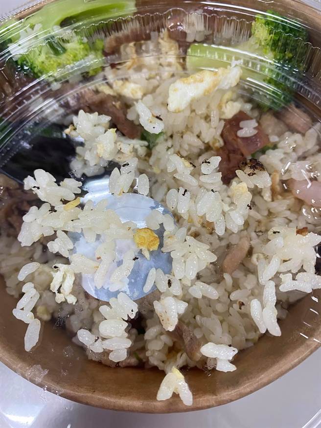 外送炒飯加料黑色小點 一看竟長腳 險吃下肚：想騙我是黑胡椒（翻攝爆料公社）