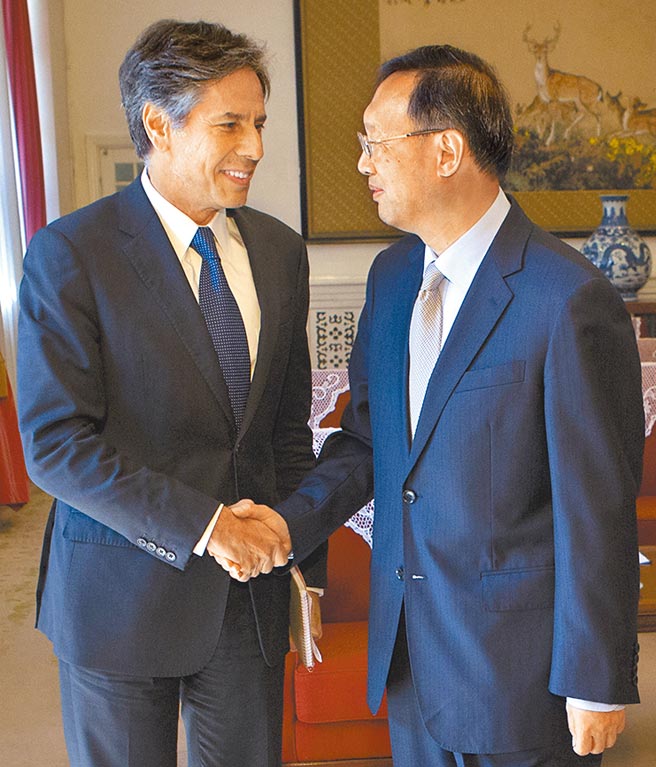 美國國務卿布林肯（左）與中共中央外事工作委員會辦公室主任楊潔篪（右）通話，針對台灣等敏感議題交鋒。圖為2人在2015年見面握手合影。（美聯社）