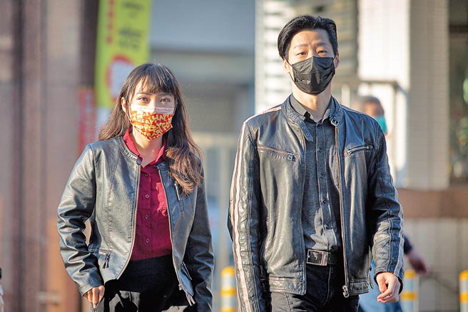 无党籍立委林昶佐（右）, 6日陪同黄捷前往投票。（袁庭尧摄）