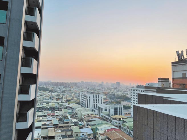 日本實驗結果顯示，長期接觸空汙可能導致新冠肺炎死亡率上升。圖為台南市中西區6日上午8時AQI（空氣品質指標）一度達160的紅害等級。（程炳璋攝）