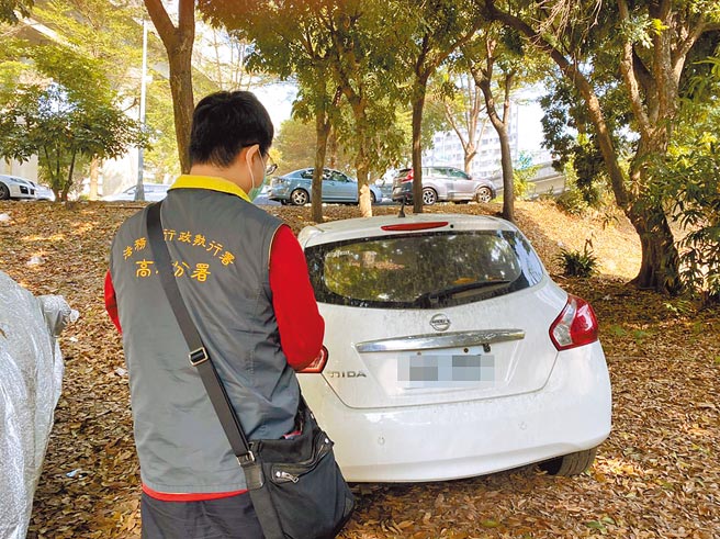 高雄分署查封违反防疫规定拒缴罚锾民眾车辆。（行政执行署提供）