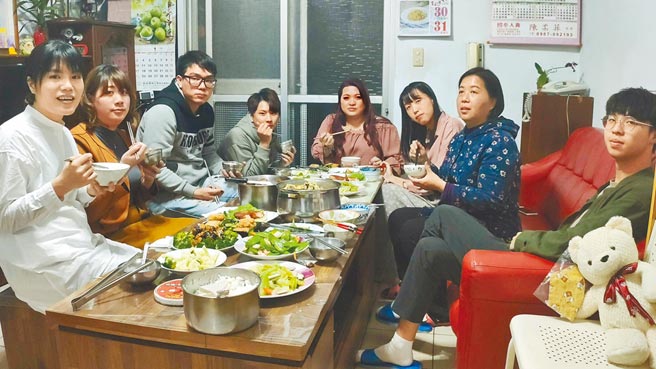 娃娃近日邀集小时候住在徐季幼家中的寄养童提前围炉，让徐季幼直呼好感动，「像多了很多个孩子一样」。（林良齐摄）