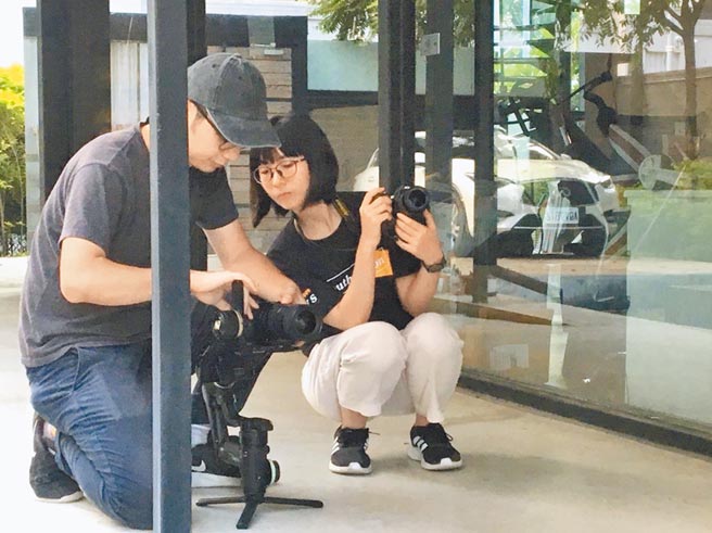 中山大学学生郑至娟（右），在劳动部的「钢铁人职场体验活动」协助活动摄影。（教育部提供／林志成台北传真）