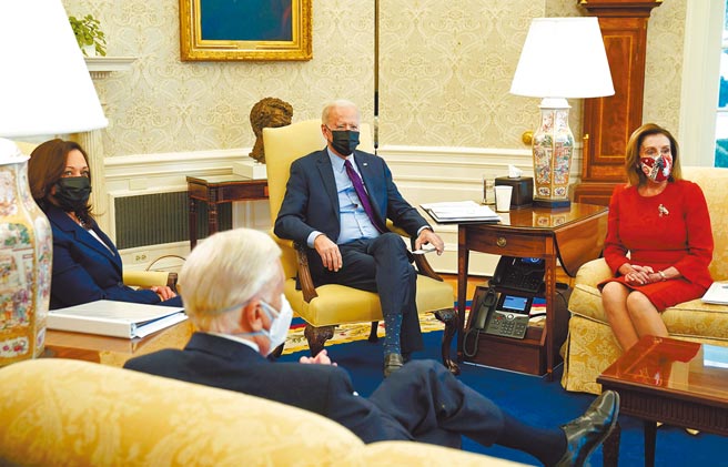 美國總統拜登（中）5日與民主黨高層在白宮舉行會議，他的右方為眾議院議長裴洛西，左方為副總統賀錦麗。（路透）