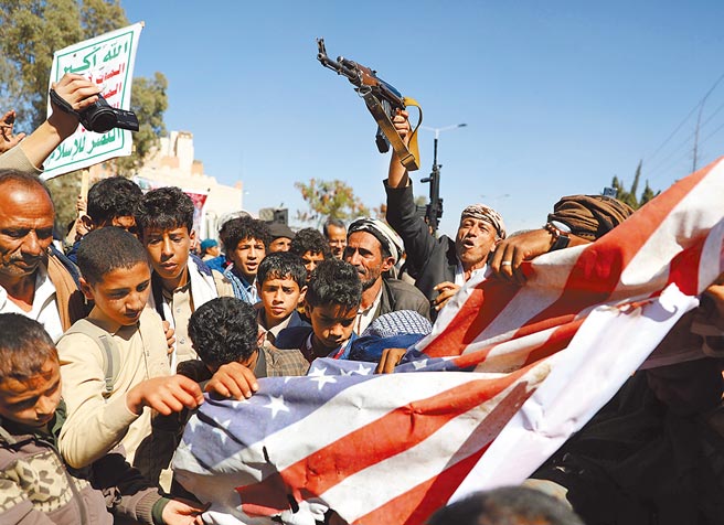 美国拒绝支持沙乌地阿拉伯介入叶门内战后，国务院5日表示，打算将叶门民兵组织「青年运动」（Houthis）从恐怖组织名单中除名。图为青年运动支持者在美国大使馆外示威游行。（路透）