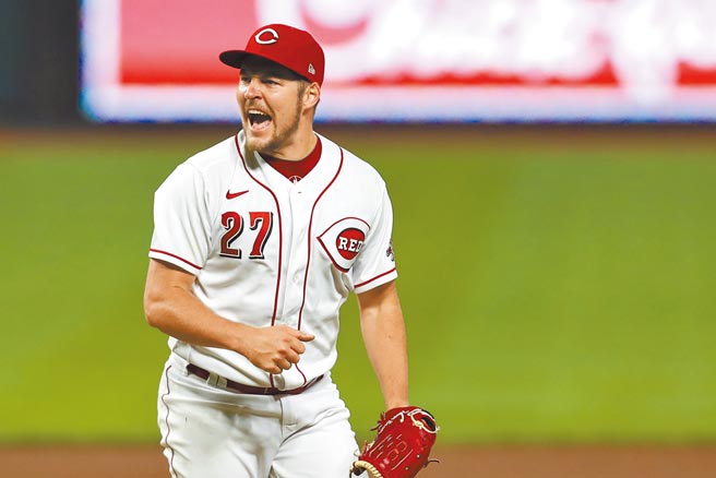 道奇签下去年国联赛扬奖得主包尔（见图），与柯萧、普莱斯组成3位赛扬奖强投坐镇的先发轮值。（美联社）