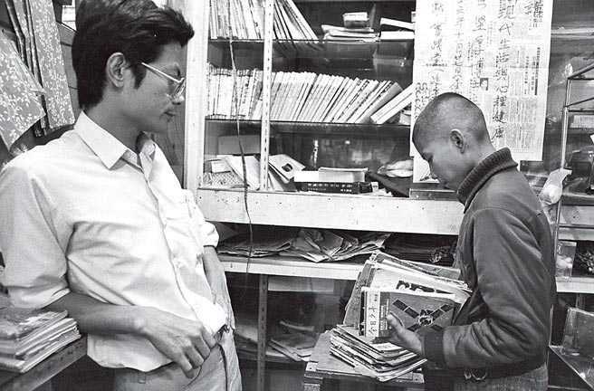 光华商场旧书摊，过去曾吸引许多爱书人前来寻宝。（本报资料照片）