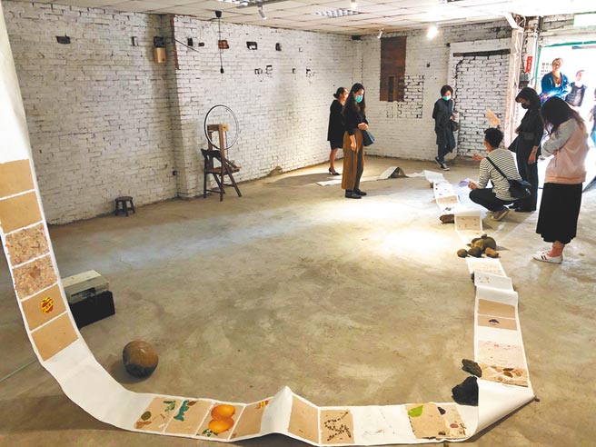 新北市立美术馆6日在莺歌老街举行「三莺社区艺术共创成果展」，将艺术家与民眾作品，在莺歌火车站、百年老庙福兴宫、全成古窑坊等具特殊意义的9大景点展出。（新北市文化局提供／蔡雯如新北传真）