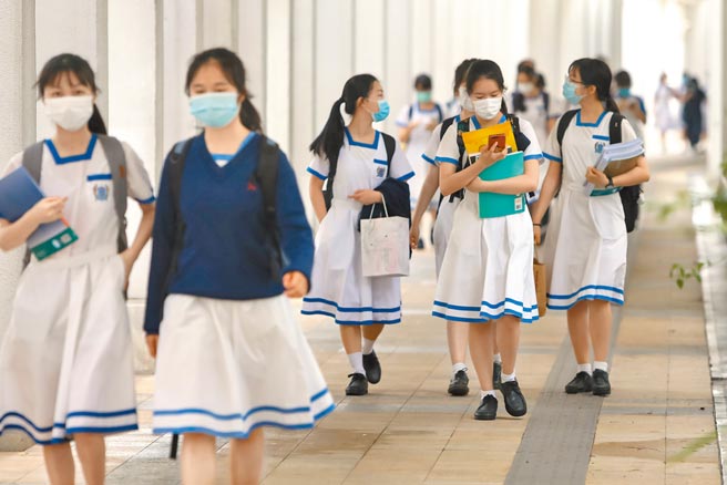 香港教育局要求小学生学习《香港国安法》内涵与罪名，但教育界人士认为，这对小学生而言太难，而且会让教职人员难以适从。（中新社）