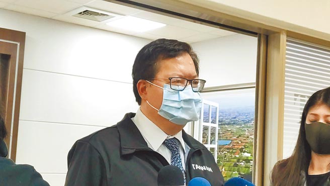 桃園市長鄭文燦6日在防疫會議表示，向健保署爭取先行撥付2月健保費用，協助受到疫情衝擊的醫療院所，能在支應年終等資金需求。（賴佑維攝）