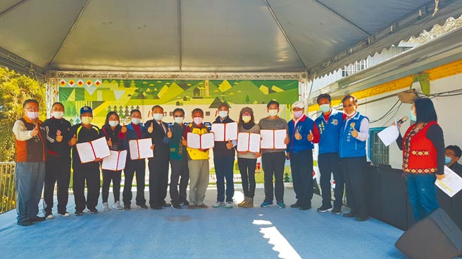 新竹县五峰乡竹林村罗山部落有19户房屋取得合法化证明文件，6日举办启用典礼，象徵逐步落实原住民居住正义。（庄旻静摄）