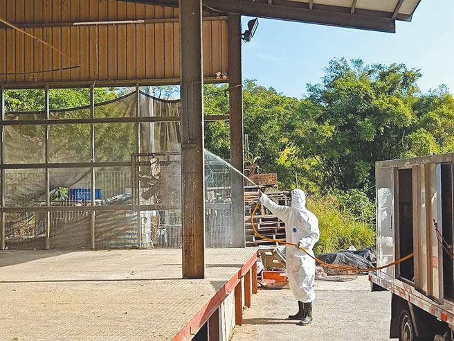 苗栗县动物保护防疫所提供禽场消毒服务，防范禽流感疫情。（苗栗县动物保护防疫所提供／何冠娴苗栗传真）