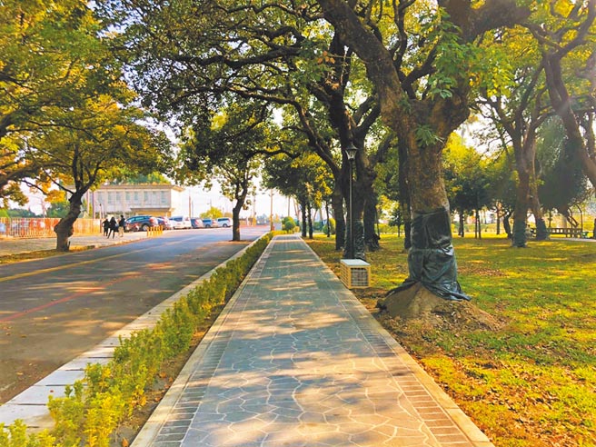 云林县虎尾街道串接工程一、二期已竣工，从虎尾铁桥、同心公园、虎尾四馆，行人可安心徒步。（周丽兰摄）