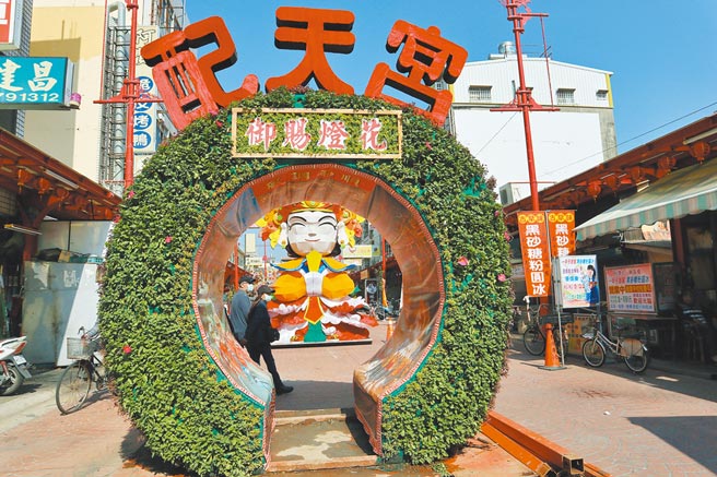 嘉义县朴子配天宫「御赐灯花」节庆今年照常举办，庙方提醒民眾观赏时要全程戴口罩。（张毓翎摄）