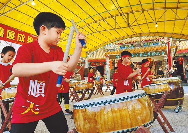 台东顺天书屋加入「SEP永续教育平台」联盟，书屋小朋友击鼓庆祝。（ 庄哲权摄）