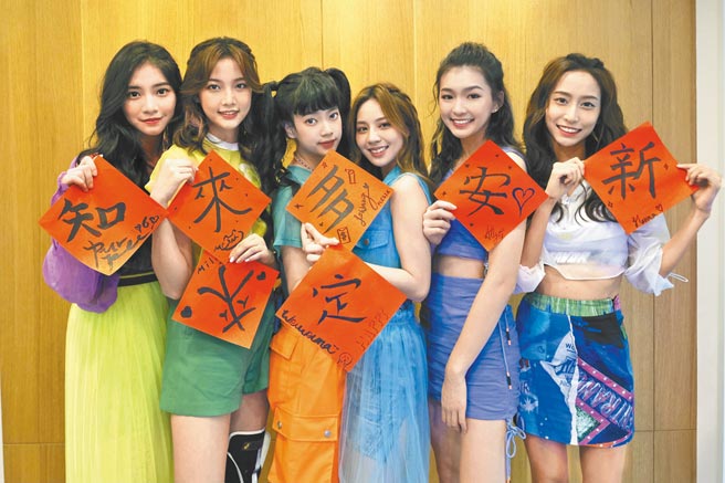 女团「PER6IX」日前挥毫写春联，成员李紫嫣（左起）、林采婕、马玮伶、王加瑄、申力安、彭名慧。（喜欢音乐提供）