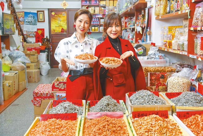 龙千玉（右）与师妹向蕙玲特地赴年货大街挑选南北货。（吴松翰摄）
