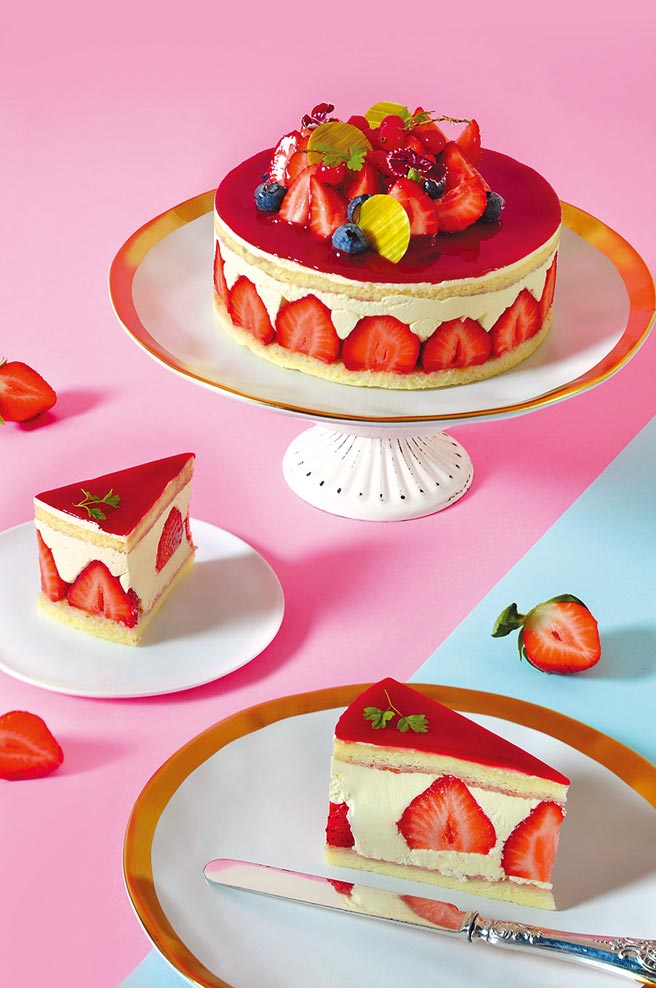 外型精巧的「草莓芙莲」，海绵蛋糕夹入排排站的新鲜草莓与香草白巧克力甘纳许。（台北凯撒大饭店提供）