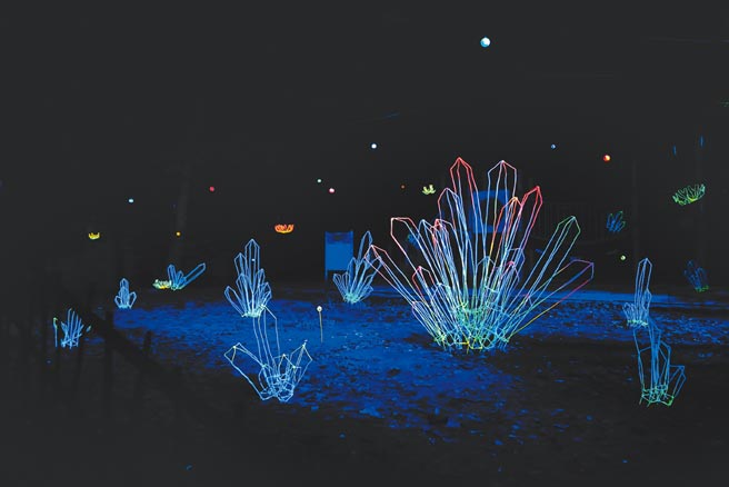 藝術家辛綺擅長以螢光鋁條編織，將虎形山公園打造為奇幻世界。（臺南市政府提供）