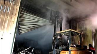 彰化五金加工廠火警濃煙沖天 消防員與火神纏鬥4小時