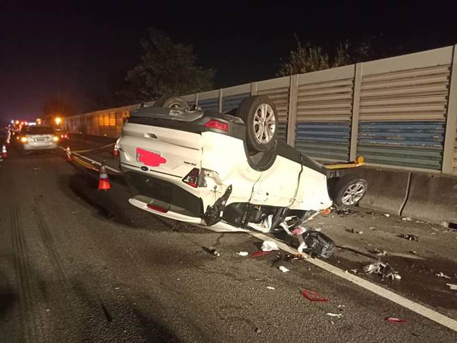 國1彰化段深夜4車連環撞 2車翻覆釀傷亡（翻攝 爆料公社）