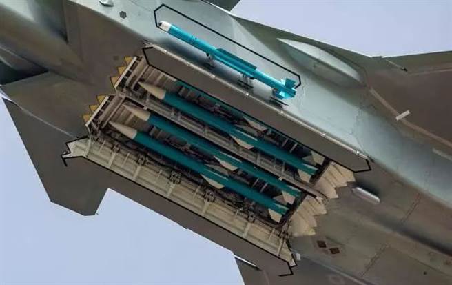 歼-20在珠海航展的一次飞行展示中，刻意打开腹部弹仓，秀出内部的4枚霹雳-15长程空对空导弹。（图／本报檔案照）