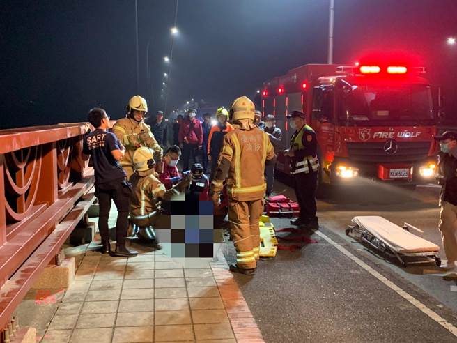 一名設籍高雄市的55歲中年男子，7日晚間近10時許，遭民眾目擊自曾文溪橋一躍而下，消防人員隨即前往救援。（讀者提供／李宜杰台南傳真）