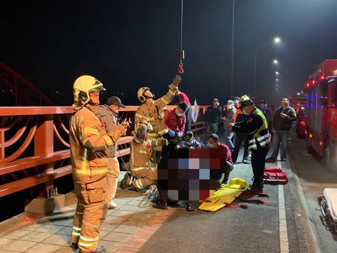 一名設籍高雄市的55歲中年男子，7日晚間近10時許，遭民眾目擊自曾文溪橋一躍而下，消防人員隨即前往救援。（讀者提供／李宜杰台南傳真）