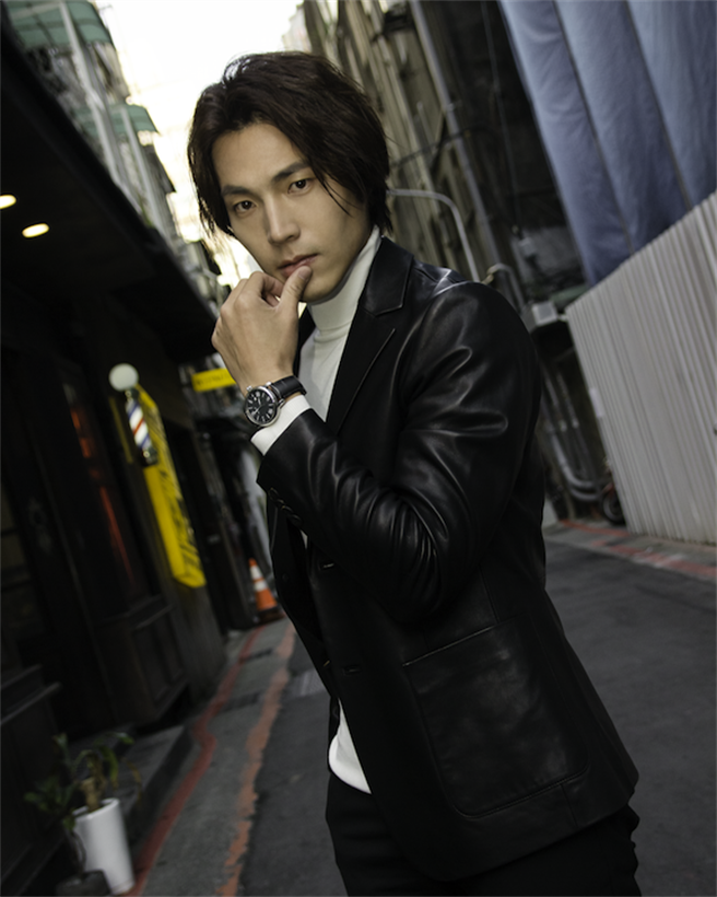 唐振剛於《角頭：浪流連》首映會上搭配J.LINDEBERG西裝。（摘自唐振剛臉書）