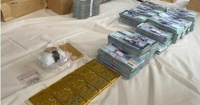 施男警讯时矢口否认犯案，并自曝自己在对岸当鸭王（男公关），还有投资比特币和博弈事业，家中搜到的巨额现金都是他自己所赚。（图／读者提供）