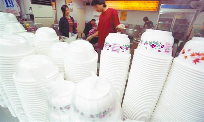 2019年國內前10大飲料業者餐具統計，塑膠容器與免洗餐具的年使用量高達5.4億個，用量驚人。（本報資料照片）
