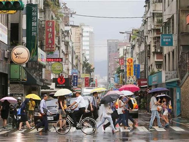 今起转凉，小年夜、除夕全台有雨，雨势最大时间落在小年夜晚上到除夕清晨。(资料照)
