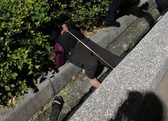 高雄一位人妻6日晚间发现一位老伯躺在路边草丛堆，鸡婆的报警后，才发现老伯被列为失踪人口多。（翻摄脸书社团《爆废公社二馆》）