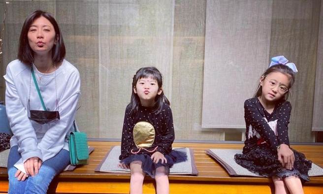 女星贾静雯自责女儿弱视到5岁才发现，但医师指出，单眼弱视的孩子外观、行为与一般孩童没有任何不同，很难发现异状。(图/取自贾静雯脸书 康健杂志提供)