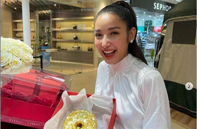 当红女星Pat Napapa公开身世秘密，喊了20多年的哥哥，其实是她亲爸爸。(番社自Pat Napapa IG)